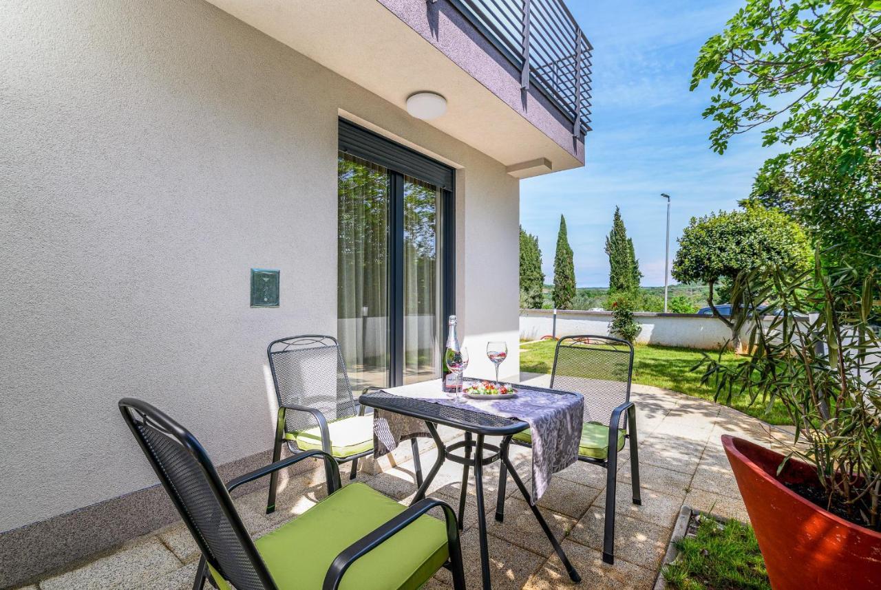 Villa Ida Ровин Екстериор снимка