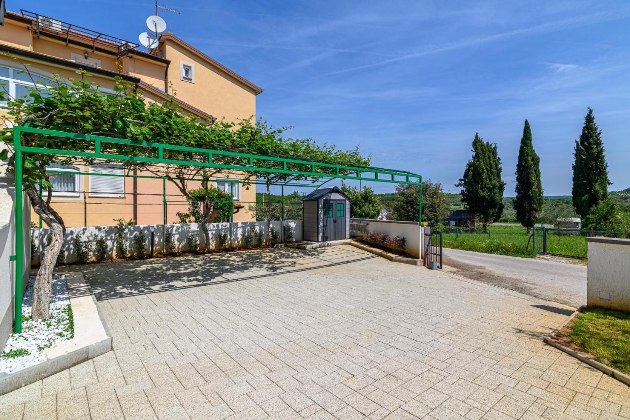 Villa Ida Ровин Екстериор снимка