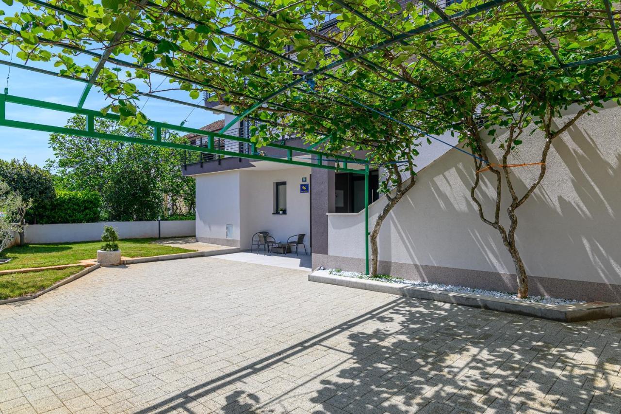 Villa Ida Ровин Екстериор снимка